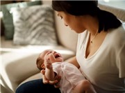 Ôm trẻ đi lại trong 5 phút - cách tốt nhất để dỗ trẻ gắt ngủ